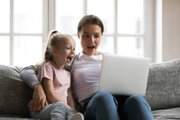 Happy familie verbaasd door goede kortingen aanbiedingen te koop. — Stockfoto