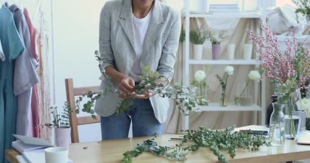 Fleuriste décorateur inspiré faisant composition florale dans le bureau moderne. — Video