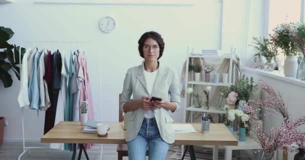 Jovem empresária feliz no interior estúdio criativo moderno. — Vídeo de Stock