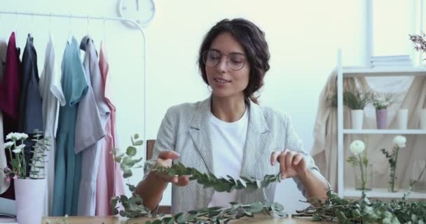Web kamera nézet professzionális női virágárus felvétel videó blog. — Stock videók