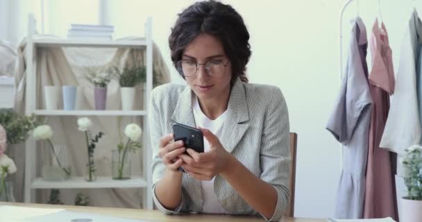 Heureux jeune entrepreneur féminin excité par sms avec de bonnes nouvelles. — Video