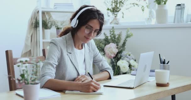 Joven decoradora creativa enfocada viendo webinar educativo. — Vídeo de stock