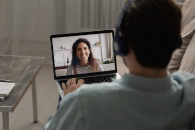 Adamın biri bilgisayarında gülümseyen bir kadınla görüntülü konuşma yapmış.