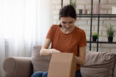 Gülümseyen kız posta kutusunu internet siparişiyle açıyor.