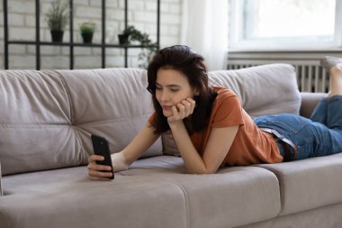 Kafkasyalı kadın koltukta rahat rahat oturuyor.