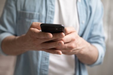 İnsan ekinleri modern akıllı telefon internette geziniyor.