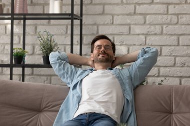 Sakin ol genç adam. Kanepede uyu.