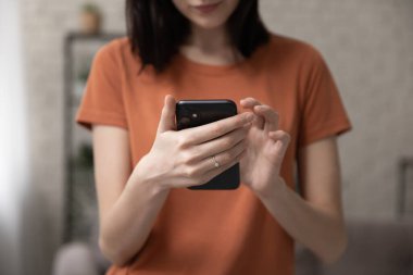 Modern akıllı telefon aygıtı kullanan kadınlara yakın çekim