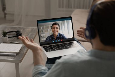 Adamın iş arkadaşıyla bilgisayarda webcam konferansı var.