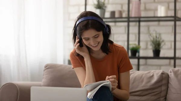 Chica sonriente en los auriculares de estudio en línea en casa —  Fotos de Stock