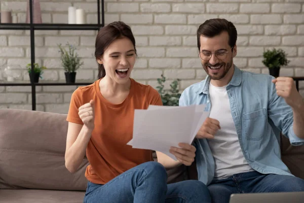 Emocionada pareja millennial obtener buenas noticias en carta de papel — Foto de Stock