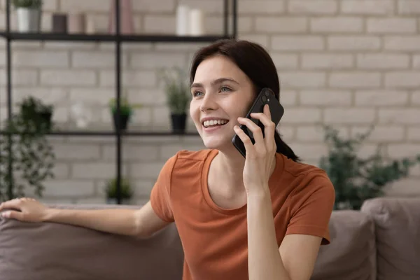 Sonriente chica hablar en la llamada de teléfono celular en casa —  Fotos de Stock