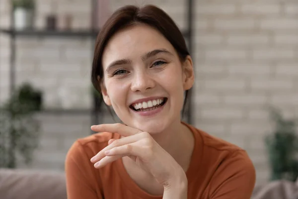 Porträtt av leende flicka prata på videosamtal — Stockfoto