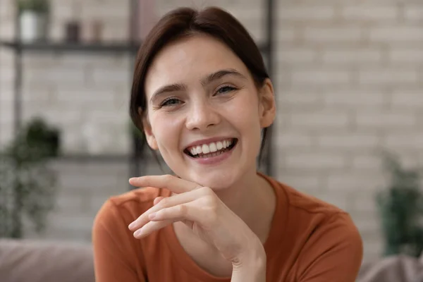 Retrato de chica sonriente hablar en videollamada — Foto de Stock