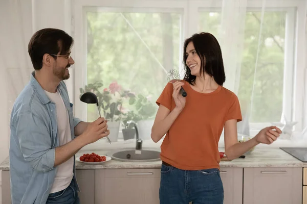 Emocionado pareja millennial cocinar divertirse juntos — Foto de Stock