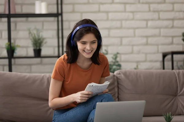 Menina sorridente tomar curso de estudo on-line no laptop — Fotografia de Stock