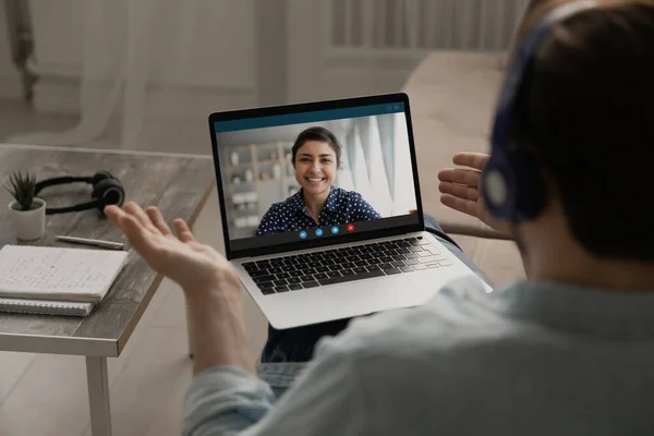 El hombre tiene webcam conferencia en el ordenador portátil con su colega —  Fotos de Stock