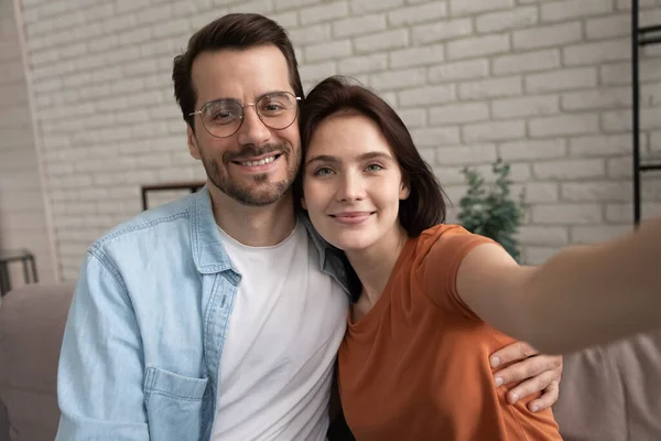 Glückliches junges Paar macht Selfie entspannt zu Hause — Stockfoto