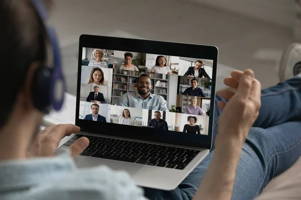 Funcionário masculino tem videochamada em grupo com colegas — Fotografia de Stock