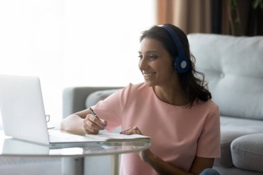 Gülümseyen Hintli kadın ders çalışıyor. Dizüstü bilgisayarda webinar izle.