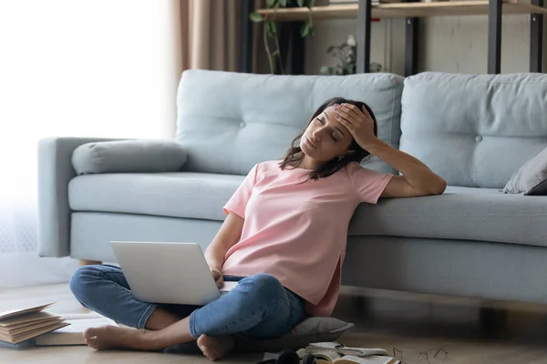 Agotado estudiante lucha con el exceso de trabajo en casa —  Fotos de Stock