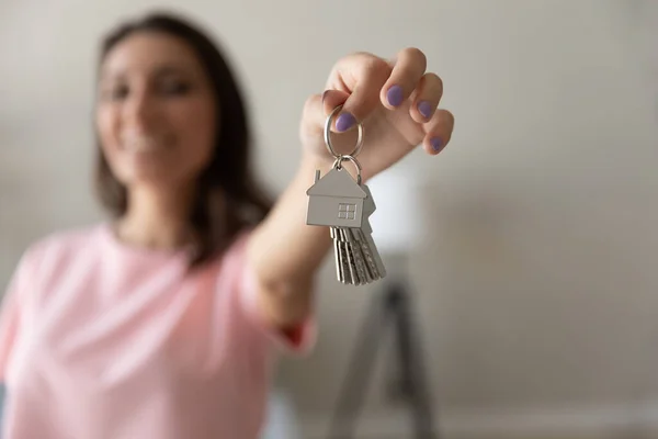 Glückliche Frau zeigt Schlüssel für neue Wohnung — Stockfoto