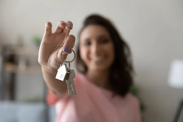 Inquilino hembra mostrar llaves mudándose a nuevo hogar — Foto de Stock