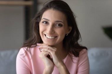 Gülümseyen Arap kadın kendi evinde poz veriyor.