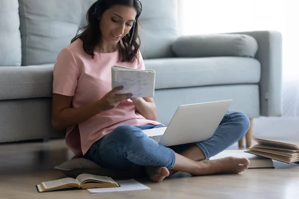 Giovane donna etnica studiare online sul computer portatile a casa — Foto Stock