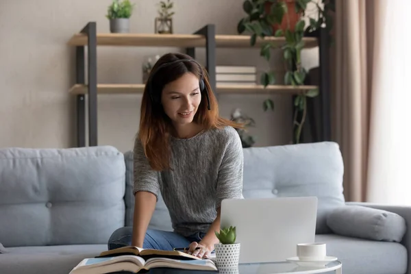 Kaukázusi nő fülhallgató tanulmány laptop online — Stock Fotó