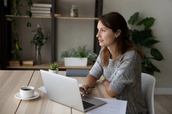 Mujer pensativa distraída del trabajo informático soñando — Foto de Stock