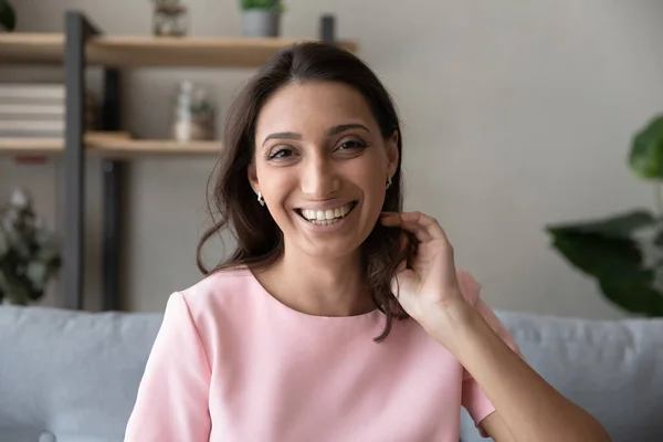 Huvudbild av glad etnisk kvinna prata på videosamtal — Stockfoto