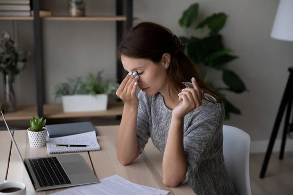 Unwell trabalho jovem mulher no laptop sofrem de tontura — Fotografia de Stock