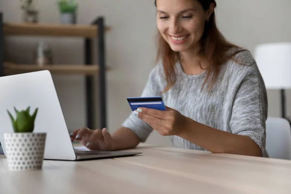 Happy kobiet zakupy online z karty kredytowej — Zdjęcie stockowe