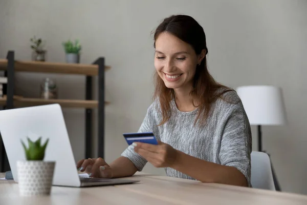 Smiling woman make online payment using credit card — Stock Photo, Image
