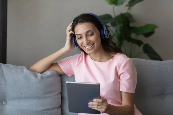 Smiling indian arab woman watch video on tablet — Stock Photo, Image