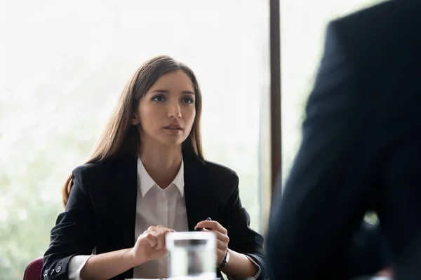 Empresaria o ejecutiva enfocada al milenio que participa en negociaciones importantes — Foto de Stock