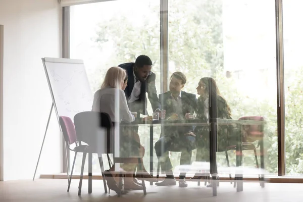 Equipo corporativo de diversos colegas discutiendo proyecto en sala de reuniones — Foto de Stock