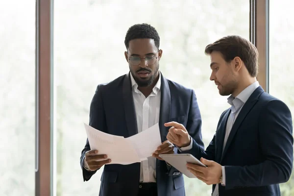 Caucasian manager explaining african client deal details — Stock Photo, Image