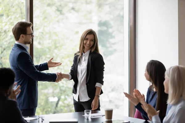 Teamledare introducerar ny kollega till företagets personal — Stockfoto