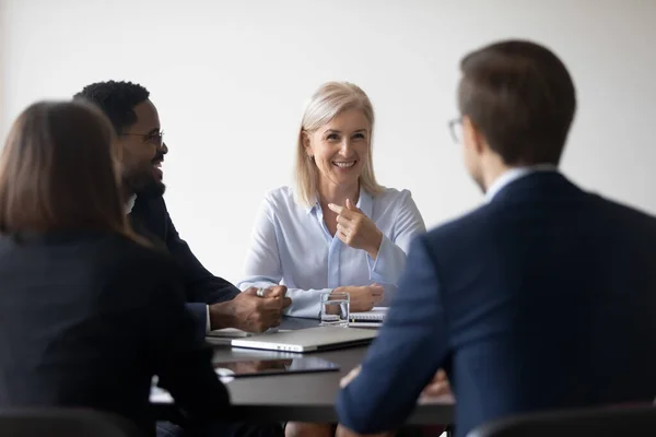 Diversi gruppi di imprenditori che tengono colloqui costruttivi — Foto Stock