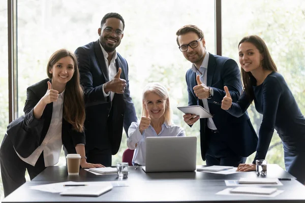 Multiethnische Gruppe lächelnder Geschäftsleute zeigt Daumen hoch — Stockfoto