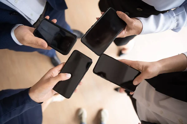 Groupe de gens d'affaires divers travaillant avec des smartphones — Photo