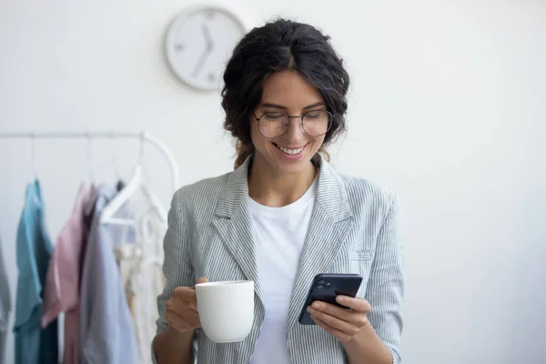 Estilista feliz disfrutando de pausa tiempo de descanso con taza de café. —  Fotos de Stock