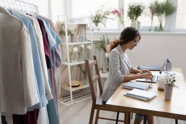 Genç mutlu stilist müşterilere danışmanlık yapıyor..