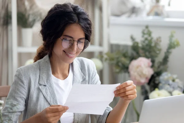 Leende ung affärskvinna läser papper med banklån godkännande anmälan. — Stockfoto