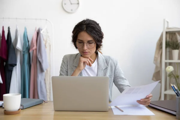 Diseñadora de moda reflexiva empresaria analizando patrones de color. — Foto de Stock