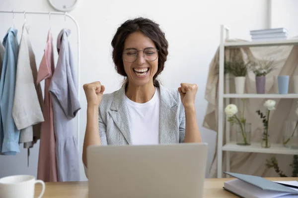 Feliz emocionado diseñador creativo millennial hecho primer producto vender en línea. — Foto de Stock