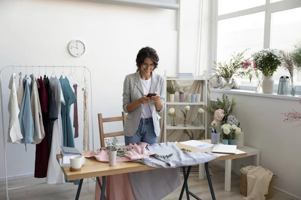 Sorridente giovane donna d'affari bella fare foto di nuova collezione di vestiti. — Foto Stock