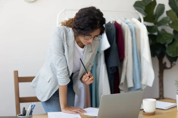 Diseñador de moda joven enfocado ocupado con la creación de nueva colección de ropa. — Foto de Stock